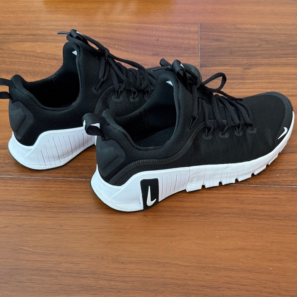 Nike Ladies Black and White Sneakers